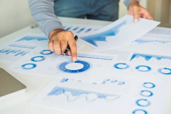 Veri belgesi grafiği çizelgesinde çalışan işadamı, araştırma geliştirme planlama stratejisi analizi finans muhasebesi pazarlama raporu veriyor. İş ofisi kavramı.