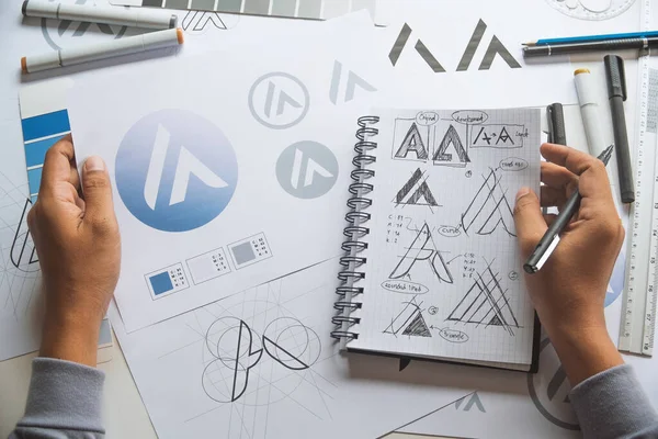 图形设计师的开发过程草图设计创意设计理念标志产品商标标签品牌艺术品 平面设计工作室概念 — 图库照片