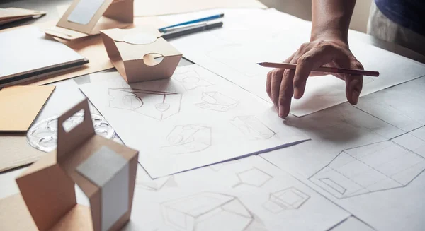设计师草图设计布朗工艺纸板纸产品生态包装造型盒开发模板包装品牌标签 设计工作室的概念 — 图库照片