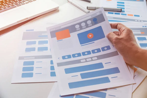 ウェブサイトデザイナークリエイティブプランニングアプリケーション開発者のドラフトスケッチ図面テンプレートレイアウトプロトタイプフレームワークワイヤーフレームデザインスタジオ ユーザーエクスペリエンスの概念 — ストック写真