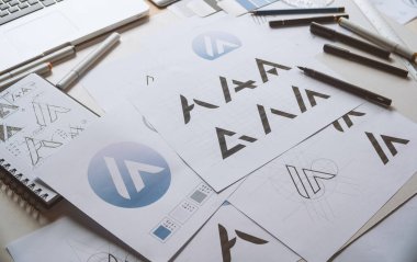 Grafik tasarımcı geliştirme süreci çizim tasarımı yaratıcı fikirler Logo ürün markası markası markası taslağı çiziyor. Grafik tasarımcı stüdyo kavramı.