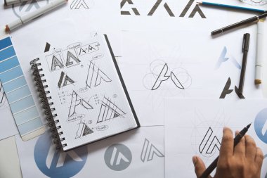 Grafik tasarımcı geliştirme süreci çizim tasarımı yaratıcı fikirler Logo ürün markası markası markası taslağı çiziyor. Grafik tasarımcı stüdyo kavramı.