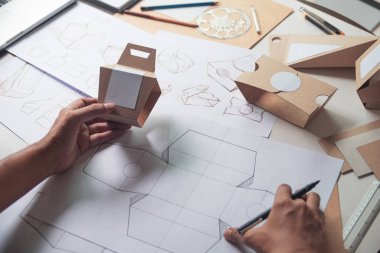 Tasarımcı çizim tasarımı Brown el işi karton kağıt ürün eko paketleme kutu geliştirme şablonu markalaşma etiketi. Tasarımcı stüdyo .