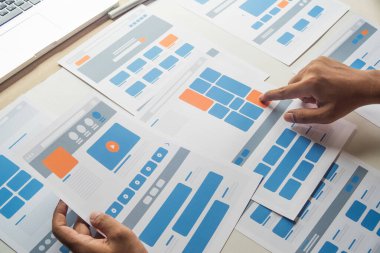 Web sitesi tasarımcısı Yaratıcı Planlama Uygulaması Geliştirme taslağı taslak çizim şablonu prototip çerçeve tasarım stüdyosu. Kullanıcı deneyimi kavramı .