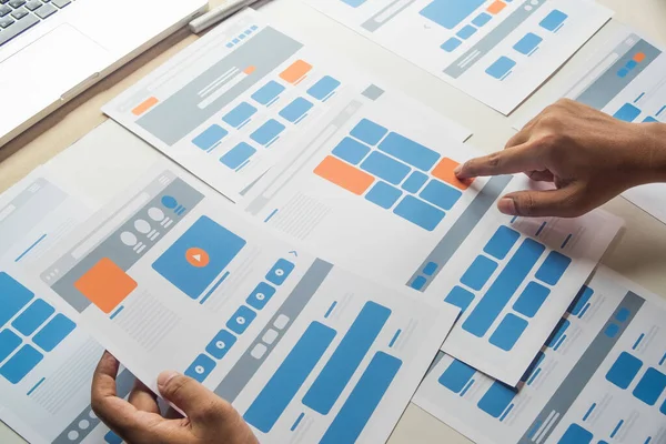 ウェブサイトデザイナークリエイティブプランニングアプリケーション開発者のドラフトスケッチ図面テンプレートレイアウトプロトタイプフレームワークワイヤーフレームデザインスタジオ ユーザーエクスペリエンスの概念 — ストック写真