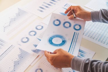 Veri belgesi grafiği çizelgesinde çalışan işadamı, araştırma geliştirme planlama stratejisi analizi finans muhasebesi pazarlama raporu veriyor. İş ofisi kavramı.