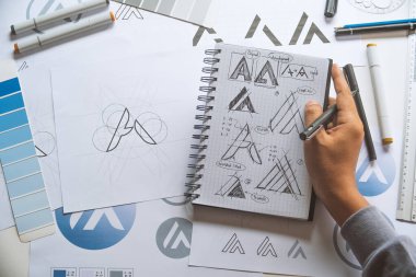 Grafik tasarımcı geliştirme süreci çizim tasarımı yaratıcı fikirler Logo ürün markası markası markası taslağı çiziyor. Grafik tasarımcı stüdyo kavramı.