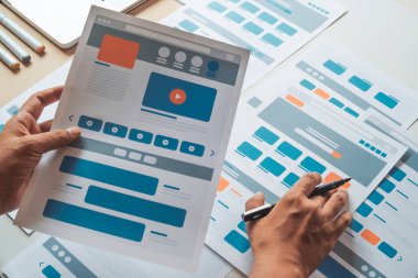 Web sitesi tasarımcısı Yaratıcı Planlama Uygulaması Geliştirme taslağı taslak çizim şablonu prototip çerçeve tasarım stüdyosu. Kullanıcı deneyimi kavramı .