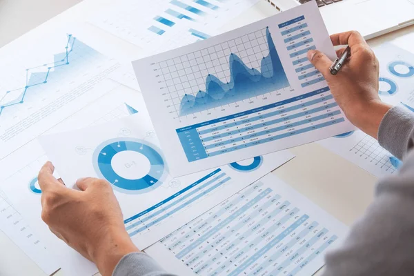 Zakenman Werkdata Document Grafiek Verslag Marketing Onderzoek Ontwikkeling Planning Management — Stockfoto