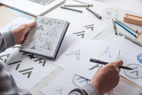 Grafik tasarımcı geliştirme süreci çizim tasarımı yaratıcı fikirler Logo ürün markası markası markası taslağı çiziyor. Grafik tasarımcı stüdyo kavramı.