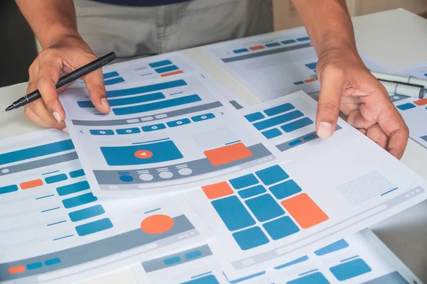 网站设计者创意规划应用程序开发人员开发草图草图模板布局原型框架线框设计工作室 用户体验概念 — 图库照片
