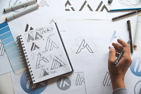 Графічний Дизайнер Креслення Ескіз Дизайну Креативні Ідеї Проект Логотипу Торгової — стокове фото
