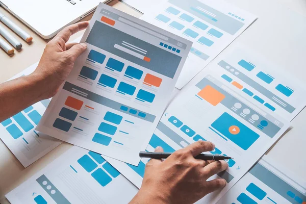 Web sitesi tasarımcısı Yaratıcı Planlama Uygulaması Geliştirme taslağı taslak çizim şablonu prototip çerçeve tasarım stüdyosu. Kullanıcı deneyimi kavramı .