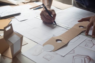 Tasarımcı çizim tasarımı Brown el işi karton kağıt ürün eko paketleme kutu geliştirme şablonu markalaşma etiketi. Tasarımcı stüdyo .