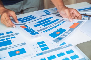 Web sitesi tasarımcısı Yaratıcı Planlama Uygulaması Geliştirme taslağı taslak çizim şablonu prototip çerçeve tasarım stüdyosu. Kullanıcı deneyimi kavramı .