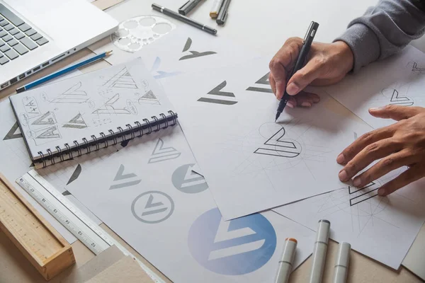 グラフィックデザイナー図面スケッチデザイン創造的なアイデアドラフトロゴ製品商標ラベルブランドアートワーク グラフィックデザイナースタジオコンセプト — ストック写真