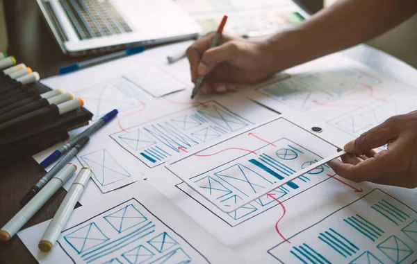 Grafikai Tervező Kreatív Vázlat Tervezés Alkalmazás Folyamat Fejlesztés Prototípus Wireframe — Stock Fotó