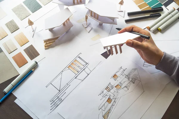 建築家の設計図を描く作業計画設計図を作成し 建築家のスタジオで建築モデルを作る — ストック写真