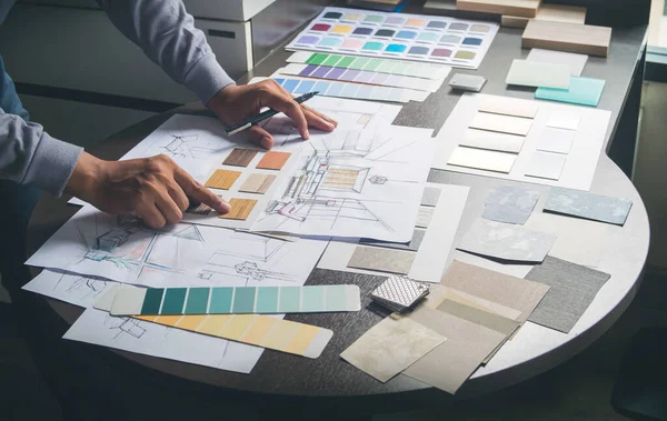 建築家デザイナーインテリア創造的な手描きスケッチ計画青印刷選択材料カラーサンプルアートツールデザインスタジオ — ストック写真