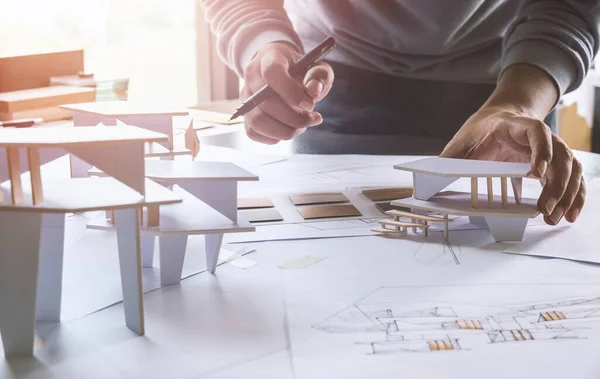 建築家の設計図を描く作業計画設計図を作成し 建築家のスタジオで建築モデルを作る — ストック写真