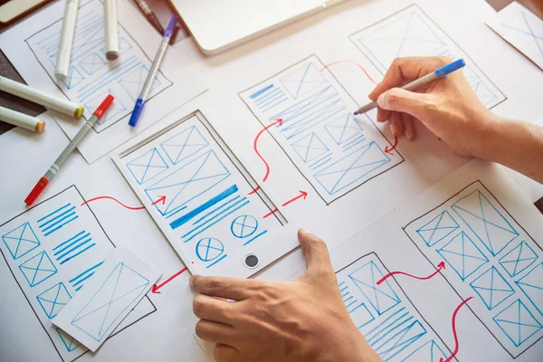 Grafikai Tervező Kreatív Vázlat Tervezés Alkalmazás Folyamat Fejlesztés Prototípus Wireframe — Stock Fotó