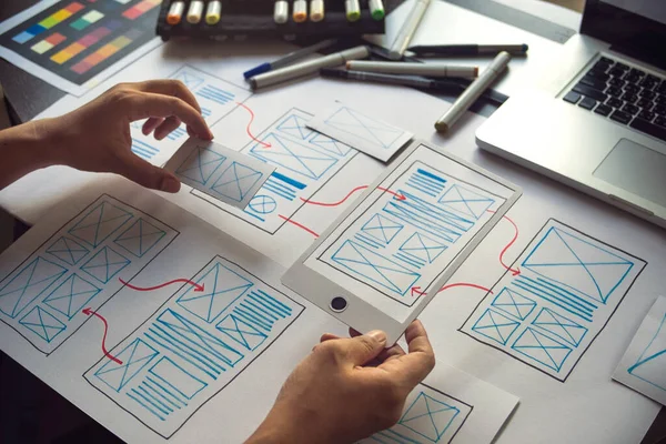 Grafisch Ontwerper Creatieve Schets Planning Applicatie Proces Ontwikkeling Prototype Wireframe — Stockfoto