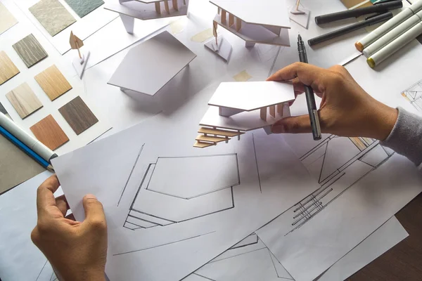 建築家の設計図を描く作業計画設計図を作成し 建築家のスタジオで建築モデルを作る — ストック写真
