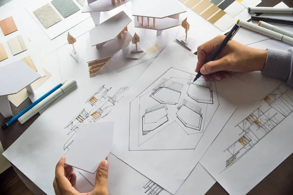 建築家の設計図を描く作業計画設計図を作成し 建築家のスタジオで建築モデルを作る — ストック写真