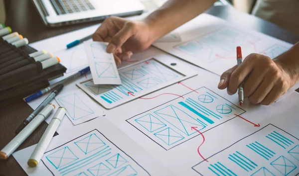 Grafikai Tervező Kreatív Vázlat Tervezés Alkalmazás Folyamat Fejlesztés Prototípus Wireframe — Stock Fotó