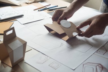 Tasarımcı çizim tasarımı Brown el işi karton kağıt ürün eko paketleme kutu geliştirme şablonu markalaşma etiketi. Tasarımcı stüdyo .