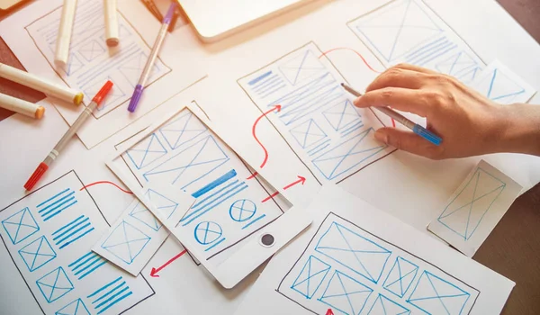 Ux平面设计设计师创新的草图规划应用程序开发原型网络手机线框 用户体验概念 — 图库照片