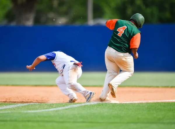 Baseball Player Akcji Podczas Meczu Baseballowego — Zdjęcie stockowe