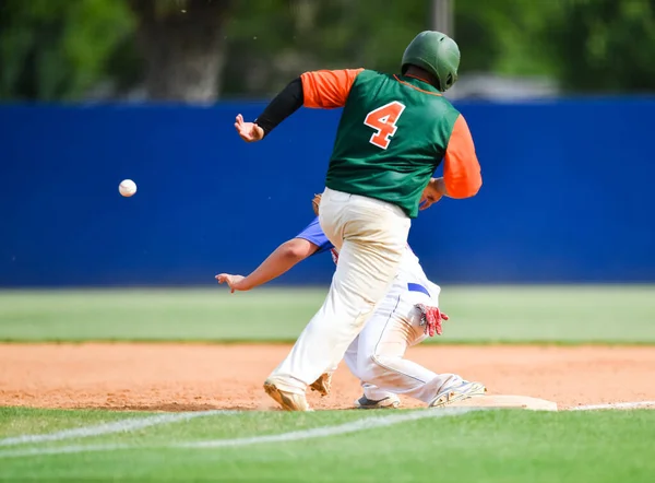 Baseball Player Akcji Podczas Meczu Baseballowego — Zdjęcie stockowe