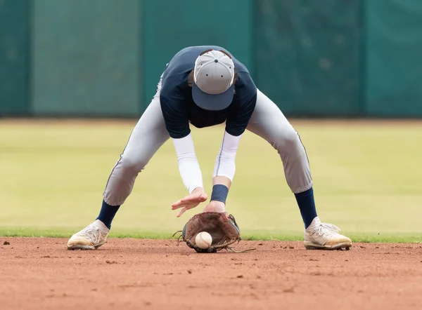 Beyzbol Oyuncusu Bir Beyzbol Maçı Sırasında Başında — Stok fotoğraf