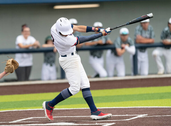 Бейсболист в действии во время бейсбольной игры
