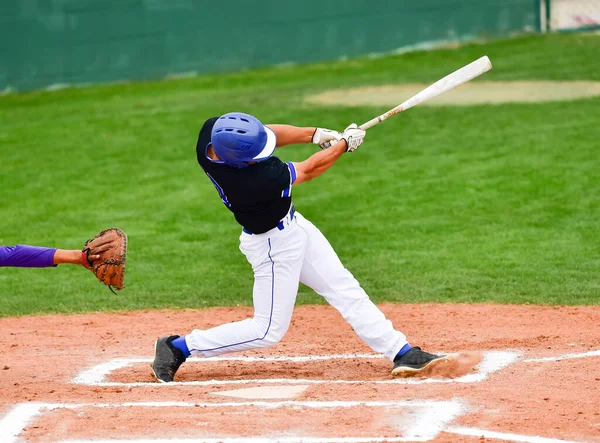 Baseball Player Akcji Podczas Meczu Baseballowego — Zdjęcie stockowe