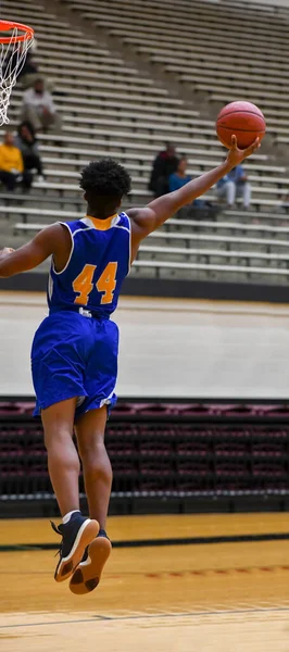 Rapazes Fazer Jogadas Atléticas Incríveis Durante Jogo Basquetebol Slam Dunking — Fotografia de Stock