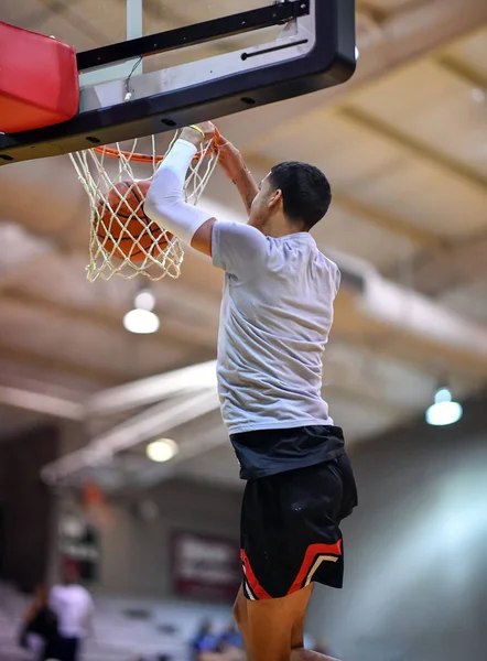 Chicos Haciendo Increíbles Jugadas Atléticas Durante Partido Baloncesto Slam Hundiendo — Foto de Stock