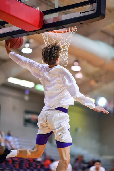 Chicos Haciendo Increíbles Jugadas Atléticas Durante Partido Baloncesto Slam Hundiendo — Foto de Stock