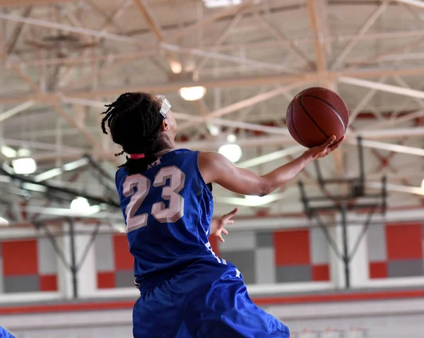 Rapazes Fazer Jogadas Atléticas Incríveis Durante Jogo Basquetebol Slam Dunking — Fotografia de Stock