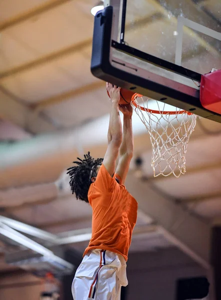 Chicos Haciendo Increíbles Jugadas Atléticas Durante Partido Baloncesto Slam Hundiendo — Foto de Stock