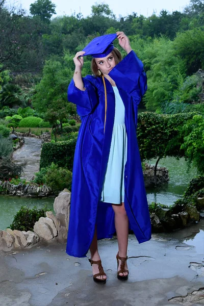 Giovane Liceo Femminile Senior Posa Foto Senior Bellissimo Ambiente Parco — Foto Stock