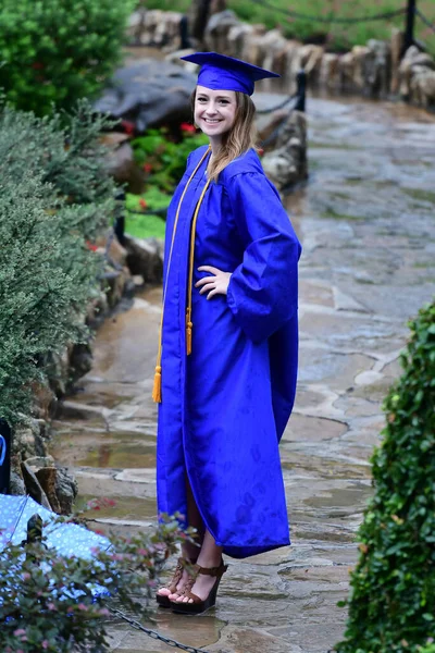 Giovane Liceo Femminile Senior Posa Foto Senior Bellissimo Ambiente Parco — Foto Stock