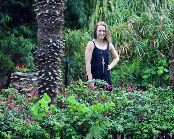 Giovane Liceo Femminile Senior Posa Foto Senior Bellissimo Ambiente Parco — Foto Stock