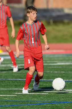 Atletik çocuk bir futbol maçı sırasında inanılmaz oyunlar yapıyor.