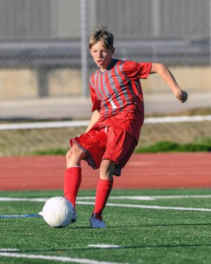 Atletik çocuk bir futbol maçı sırasında inanılmaz oyunlar yapıyor.