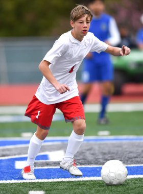 Atletik çocuk bir futbol maçı sırasında inanılmaz oyunlar yapıyor.