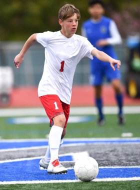 Atletik çocuk bir futbol maçı sırasında inanılmaz oyunlar yapıyor.