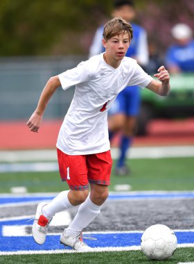 Atletik çocuk bir futbol maçı sırasında inanılmaz oyunlar yapıyor.