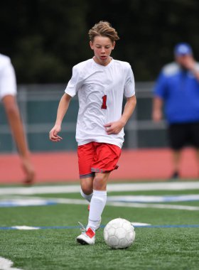 Atletik çocuk bir futbol maçı sırasında inanılmaz oyunlar yapıyor.